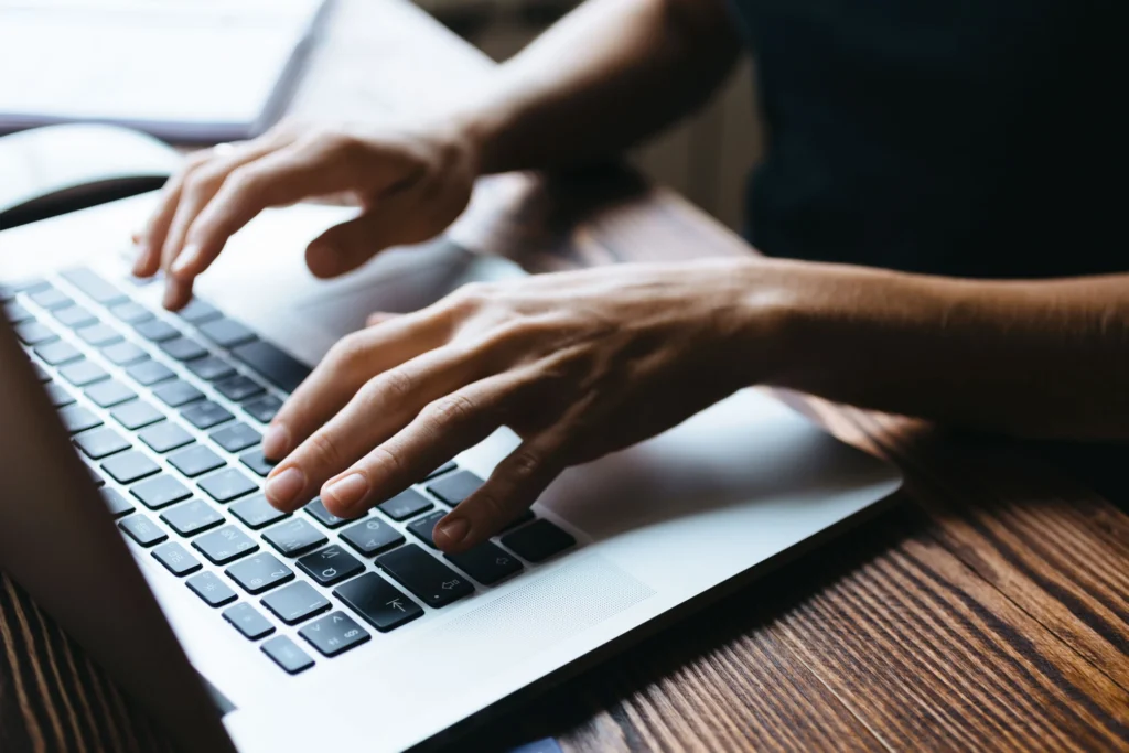 Mains de femme sur un clavier d'ordinateur