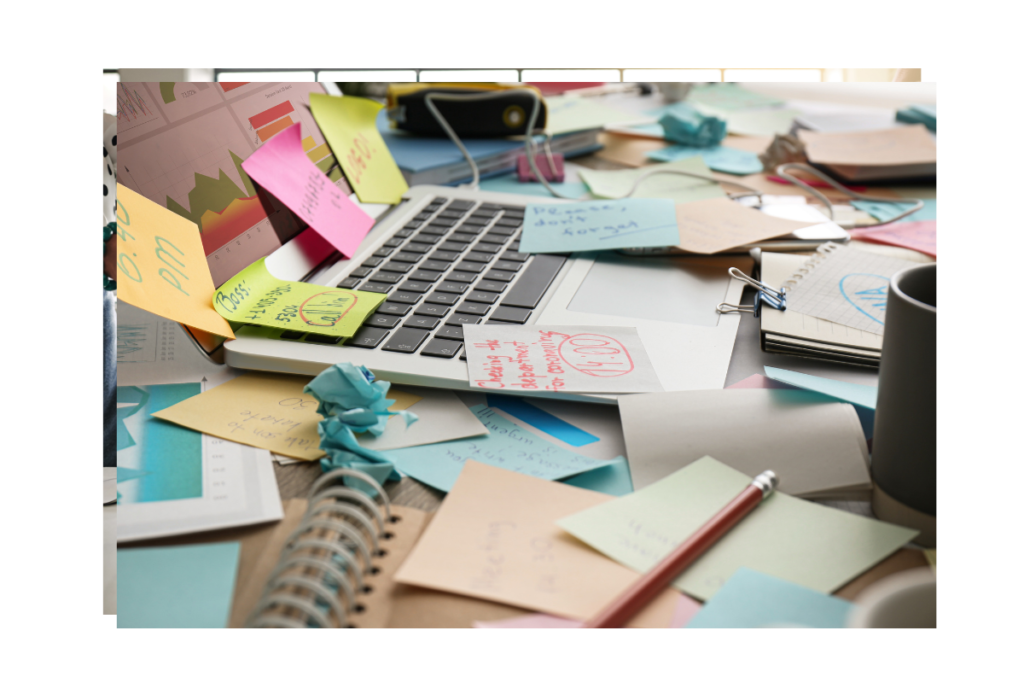 L’infobésité nous paralyse : comment reprendre le contrôle ? - Agnès Salmon - ordi sous des post it