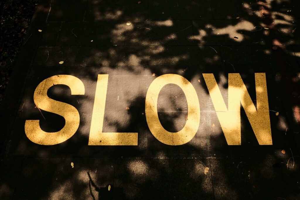 Slow communication - Slow peint et jeu d'ombres et lumière