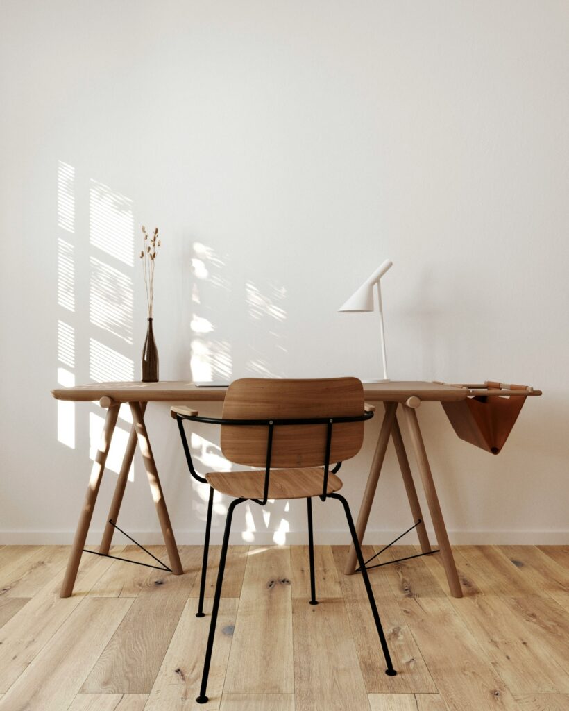 Écrire la page d'accueil de son site - un bureau en bois, une chaise et un mur blanc.