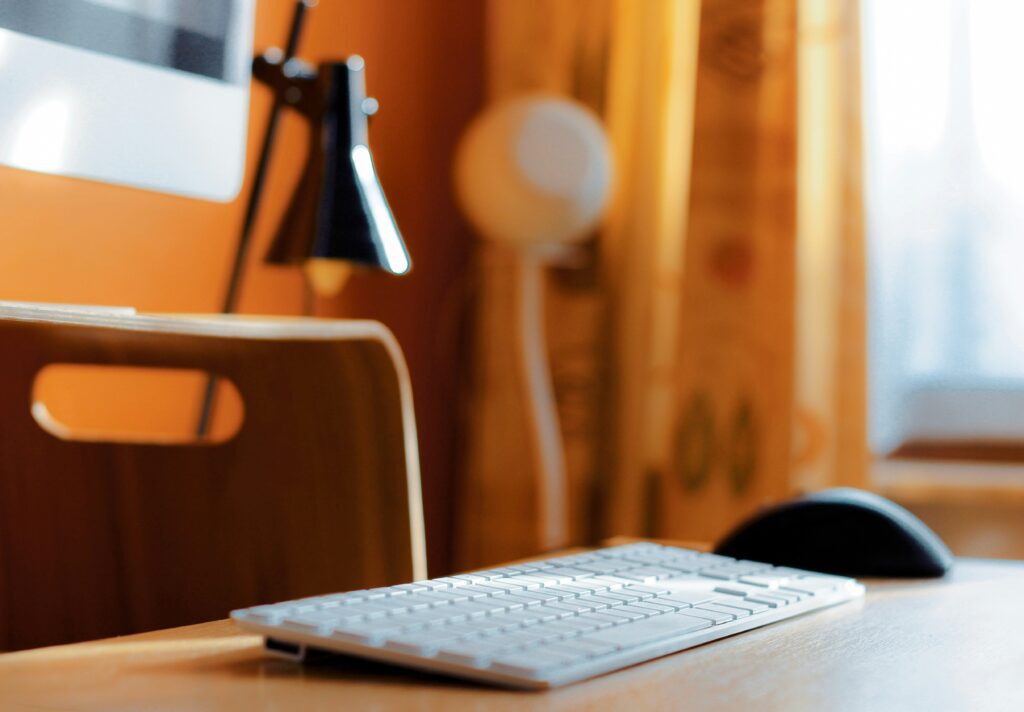 Communication authentique et coaching SEO Nantes - Agnès Salmon - un bureau avec un clavier et une souris d'ordinateur