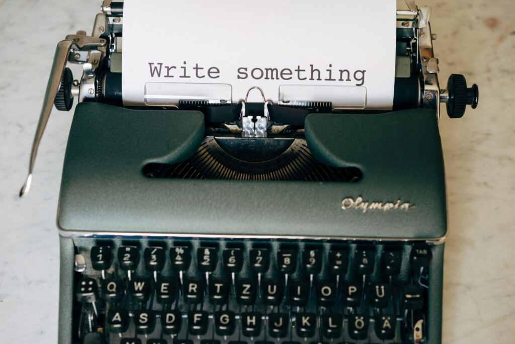 Rédiger un article de blog de qualité : une machine à écrire et une feuille où est tapé "Write something"