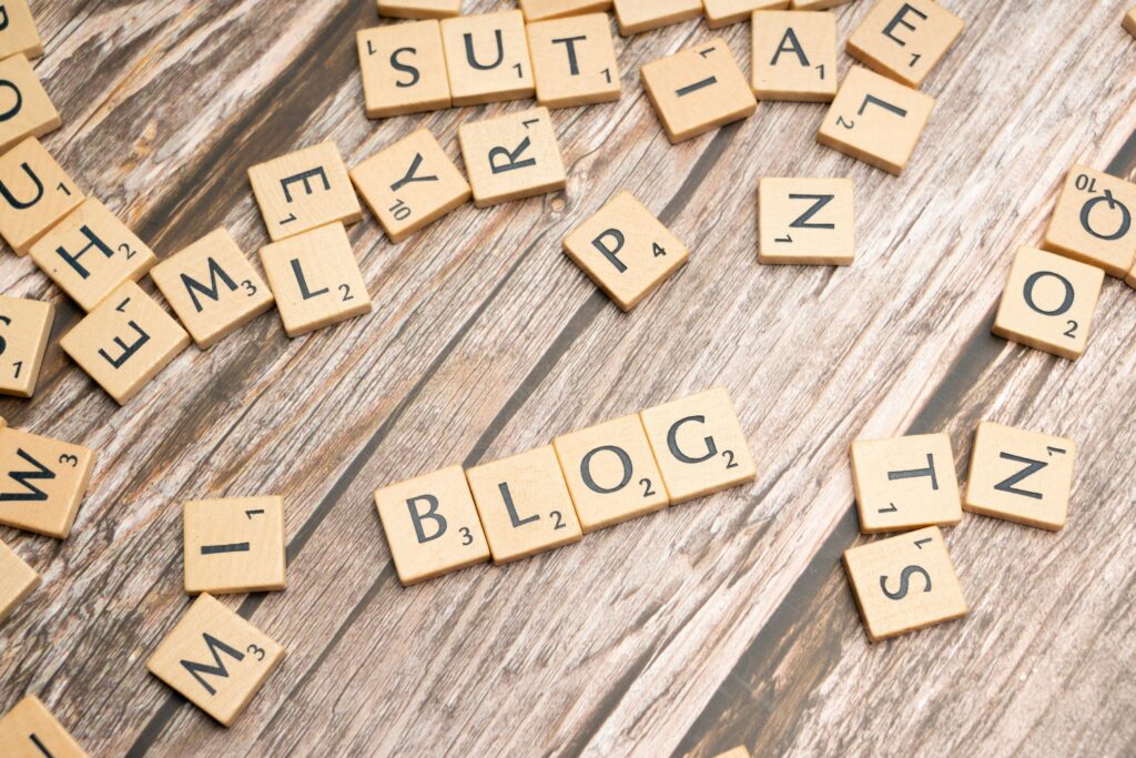 Tuiles de Scrabble épelant des mots sur une surface en bois : écrire un article de blog de qualité