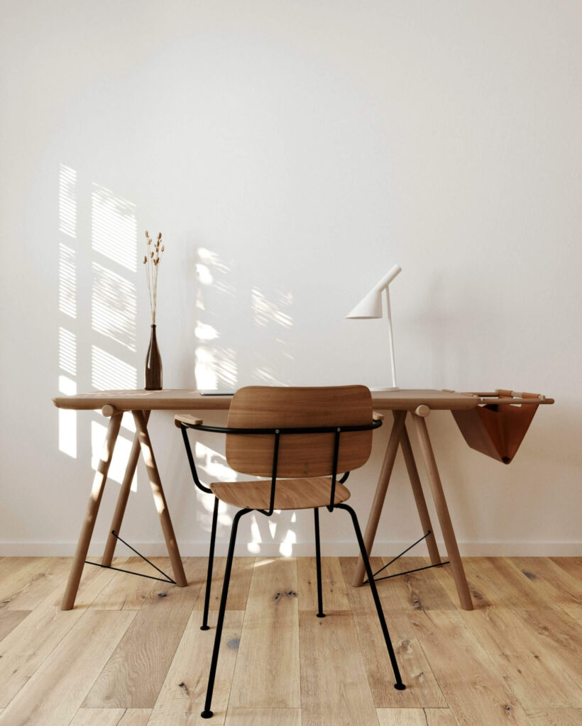 Écrire une page d'accueil de son site - un bureau en bois, une chaise et un mur blanc.