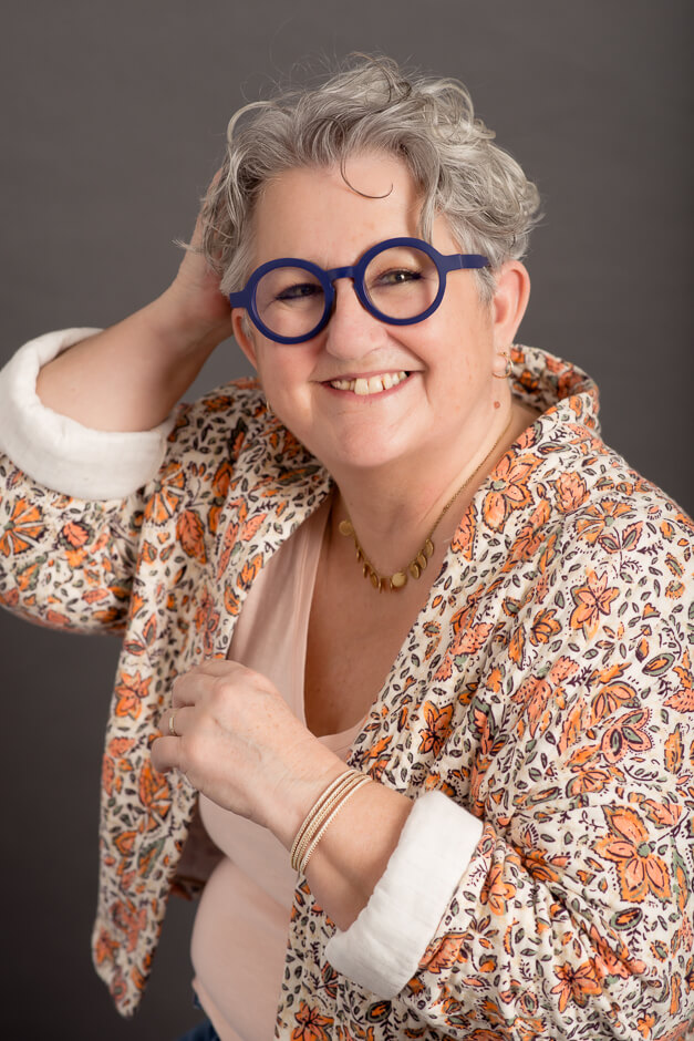 Portrait Agnès Salmon - Consultante et rédactrice web SEO Nantes la main dans les cheveux