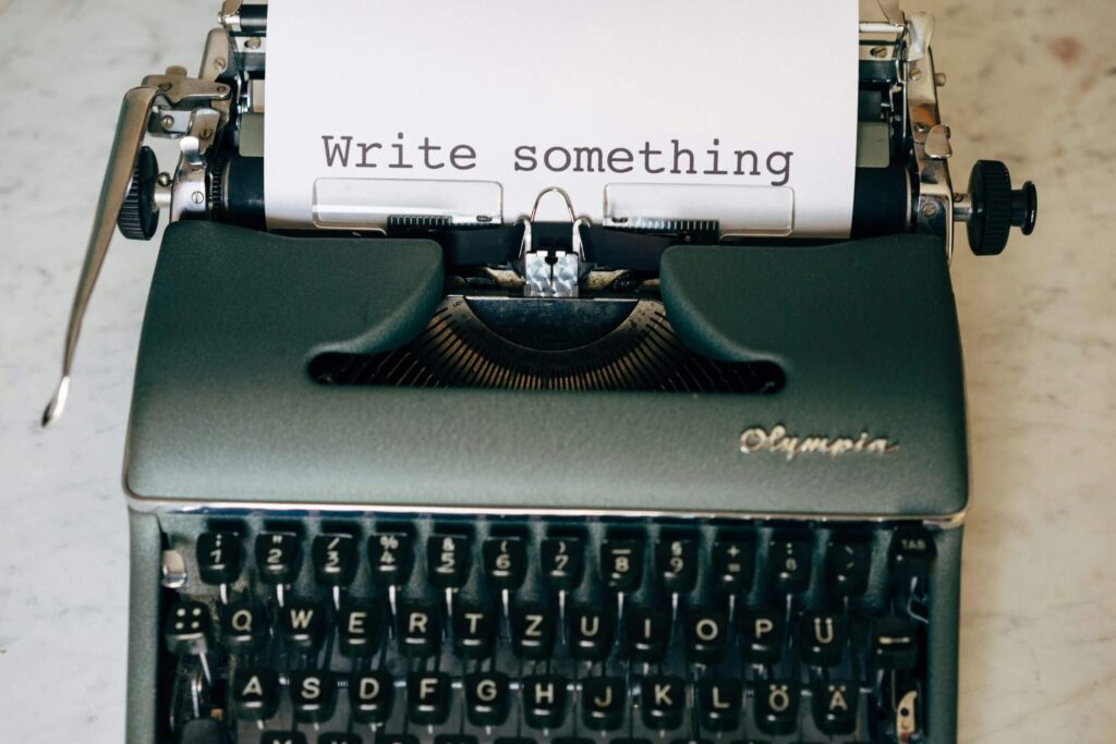 Machine à écrire ancienne noire "Write something" - rédiger un article