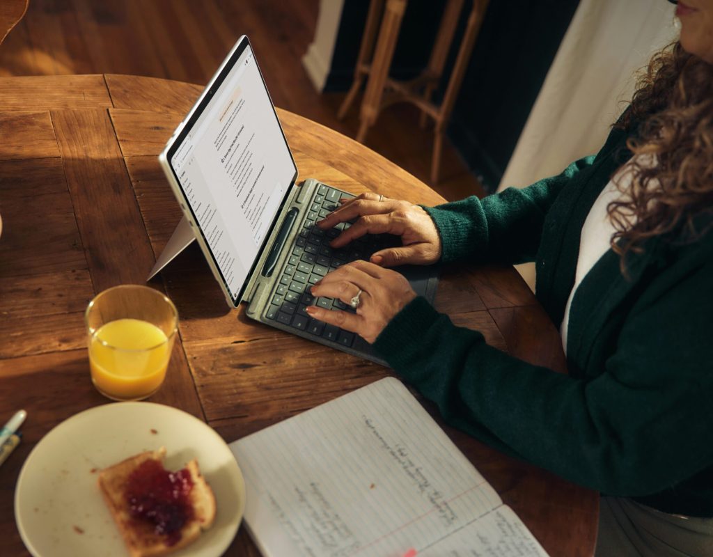 femme au petit déjeuner travaille sur son ordinateur, Agnès Salmon