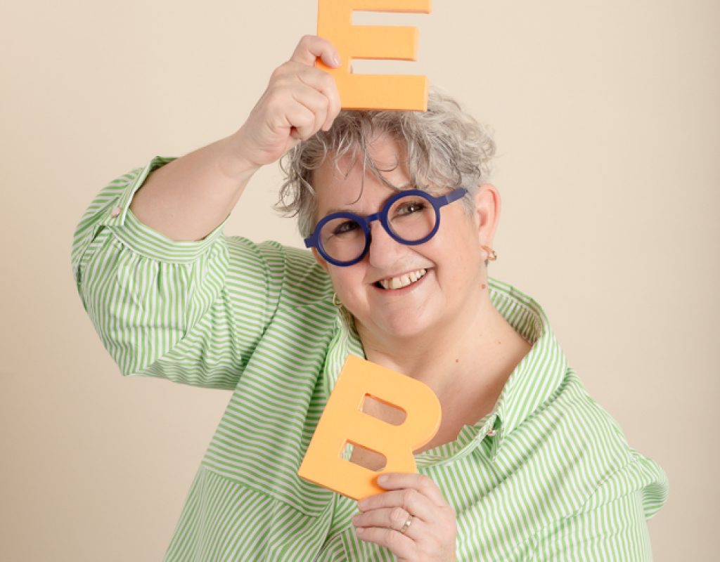 Portrait Agnès Salmon souriante et lettres WEB