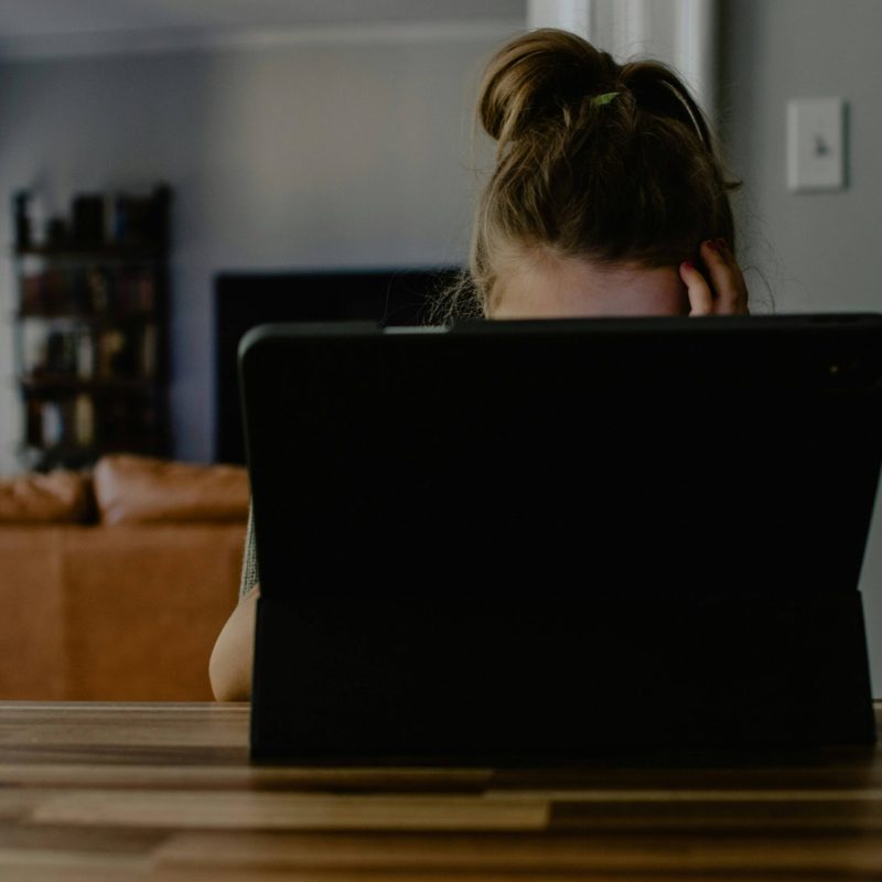 Femme se tenat la tête devant son ordi avant d'utiliser la checklist : 10 minutes pour un article vérifié